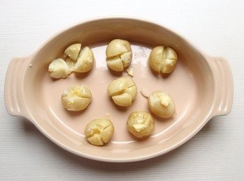 step4: 將馬鈴薯的表面輕劃出十字,塞入一點奶油及撒上少許的海鹽。