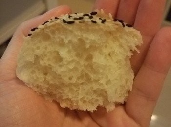 step3: 在包面撒上芝麻裝飾，放入已預熱焗爐用180度焗20分鐘即成。