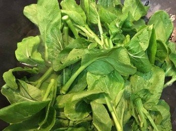 step1: 首先，將菜花摘去(因為較多農藥)，用水浸30分鐘，再清洗乾淨