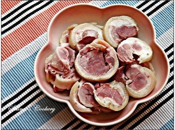 step5: 5. 最後切片上碟便完成了，食時配上【蒜醋汁】來吃更好味呢。