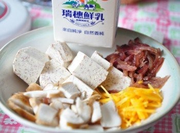 step1: 備料:芋頭及香菇切片狀、黑木耳及胡蘿蔔切細絲、鮮奶備用