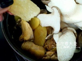 step5: 加入醬汁、杏鮑菇及冰糖拌勻，小火加蓋煮10分鐘