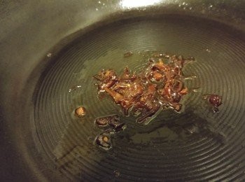 step4: 用乾淨鑊加半湯匙李錦記XO醬炒香後將<a href="https://bit.ly/3zHU5V3" target="_blank" data-keyword="雞翼" class="guide-link"><strong>雞翼</strong></a> <span style="display:inline-block;vertical-align:middle;margin-top:-3px;color:initial;border-radius:3px;padding:2px 3px;font-size:12px;line-height:14px;background:#87d300;color:#fff;">即買</span> 回鑊,炒勻後即成。