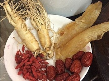 step1: 花膠提前一晚浸泡，雞半隻洗淨飛水切塊，備用。