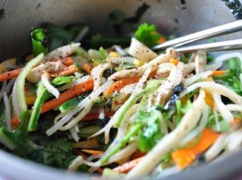 step5: 再加入七彩胡椒粒，均勻的攪拌所有<span class="group_1">食材</span>