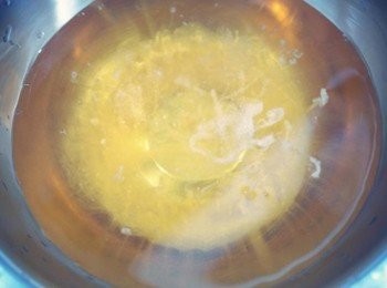 step4: 接著將吉利丁液倒入蘋果汁內~~