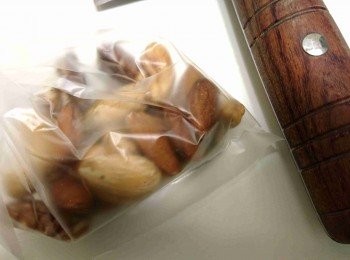 step1: 拿出透明塑膠袋，將堅果放入，用刀柄將堅果稍稍壓碎備用（不用均勻壓碎，顆粒有大有小，口感更豐富）。