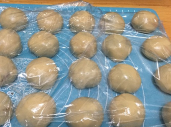 step8: 然後開始包月餅，餅皮一一搟薄，然後包入內陷。