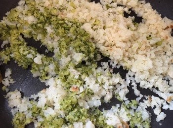 step2: 灼熟椰菜花後切極碎；熱鍋下油份炒香蘑菇後切極碎。