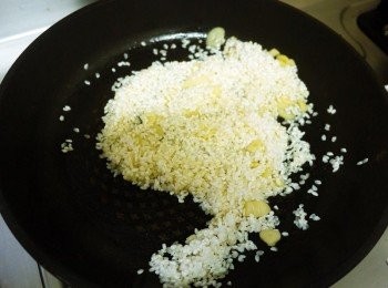 step2: 接著下洗好的白米一起拌炒加少許的塩做調味