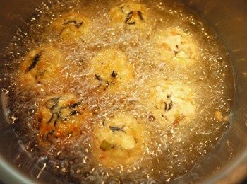 step6: 捏成圓形的丸子直接入鍋炸至金黃色即可(油溫約150度)