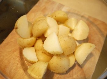 step5: 水煮蛋(去殼)、馬鈴薯分別切成一口大小