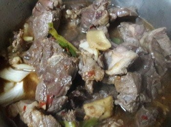 step8: 再把牛肉倒入內鍋中 , 放到電鍋 , 外鍋加2杯水 , 跳起後再加二杯水煮第二次