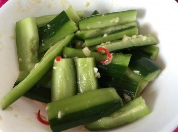 step2: 青瓜洗淨，略拍後切成條狀，然後加入少量調味汁料拌勻，包上保鮮紙放入雪櫃醃2小時以上
#餘下的調味汁料亦包上保鮮紙放入雪櫃備用