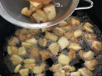 step7: 25－30分鐘後......變為金黃色，隔油將豬油渣盛起。