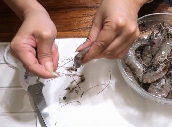 step2: 大白蝦去鬚除腸泥，用挑除方式或開背方式皆可