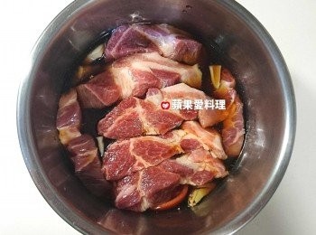 step3: 倒入香菇素蠔油、醬油、花雕酒、水，置入電鍋，外鍋2杯水，蒸1小時即可。