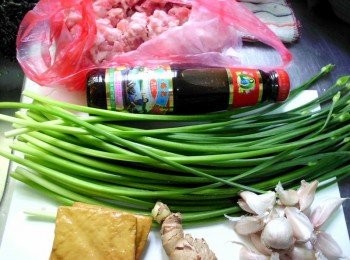 step1: 韭菜花、辣椒洗淨切小段，豆干切小塊狀，蒜頭、薑切末，[調味]事先用小碗拌均備用