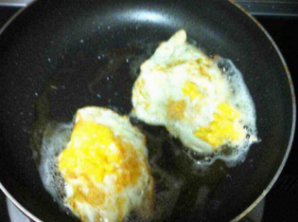 step2: 然後鍋裡倒少許油，煎雞蛋，煎好后取出，放一旁。
