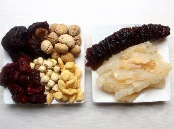 step1: 將乾貨類(香菇,栗子,蓮子,白果)個別浸泡冷水泡發備用。海參及豬蹄筋都可在海產材料店或大賣場海產販售區購買到已泡發的。如自行處裡海參及豬蹄筋泡發程序繁瑣,使用少量建議購買已泡發的為佳。