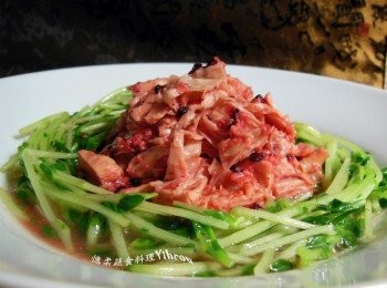 step1: 豆苗一點點油清炒不加鹽舖底.鍋中再放入紅麴醬及少許水加入豆皮煮滾不需加鹽燜一下.起鍋放在豆苗上.很簡單吧^^