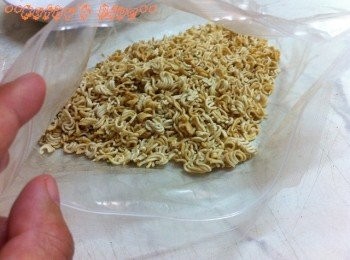 step1: 先福麵加味粉入密實袋弄碎備用~