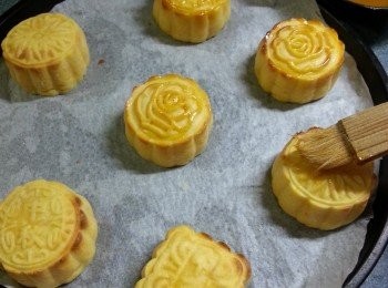 step32: 取出掃蛋漿於面花紋上,如蛋漿太多要掃走,待吹乾約3-5分鐘再掃多一次蛋漿,再放回入爐,用200c波多4分鐘,取出掃糖水糖水(糖漿少許開水/蜜糖少許開水),再波1分鐘,輕手反轉波底部波多1-2分鐘需目測(因每個爐溫不同,如見到開始出現烈紋,時間就不要波太長)(開蛋漿時,蛋漿最好過一次篩,會令顏色更均勻)