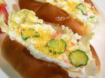 step3: 橄欖型餐包切開先鋪萵苣.再放上<span class="group_2">沙拉</span>和小黃瓜片. 最後撒上大豆卵磷脂~