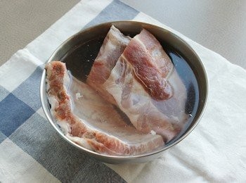step1: 豬肋排退冰後清洗乾淨, 泡水半至一小時去除表面血水