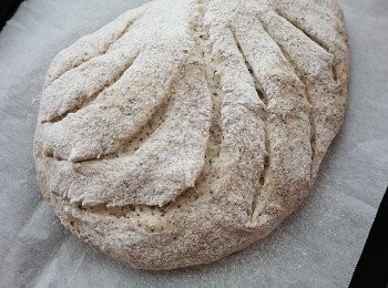 step4: 在入焗爐前十分鐘在包面上灑上高筋麵粉,再用「界刀」界紋
5)預熱180'c  焗爐,焗18分鐘便完成。