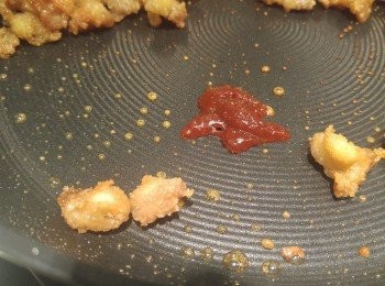 step4: 雞軟骨吸收曬<span class="group_3">蜜糖醬</span>之後，再落韓國辣椒醬炒混。(辛辣程度多少自己決定。)