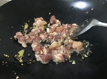 step3: 同鑊子再加少許油快炒爆香蒜蓉豆豉, 加入排骨平放於鑊子中, 大火煮熟一邊後再反轉炒均轉色, 加少許老抽上色
