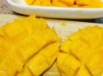 step1: 芒果去皮去核起肉，切粒備用。