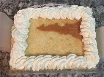 step8: 蓋上第二片蛋糕，用<span class="group_6">香草鮮奶油</span>擠出花邊。