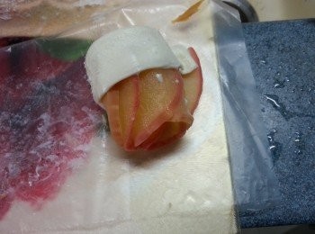 step9: 再對摺酥皮,再由邊卷上成花形狀