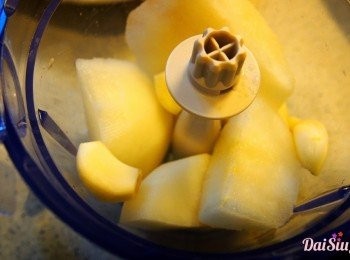 step3: 梨子去皮切塊，與蒜頭一起放到攪捧器中打碎。
