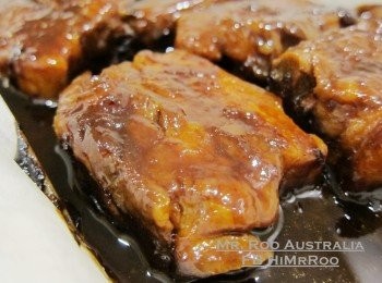 step3: 而家來文化部喇
先講歷史, 相傳……(fade in向世界出發mode) BBQ Sauce燒烤醬係十七世紀既時候係美國先開始出現既, 但係早期的食譜大部份都無燒烤醬的, 係後來去到1909年左右, 美國開始商業化生產燒烤醬之後才開始普及。時至今日……(慢慢fade in旅遊mode) 唔同地方的燒烤醬已經演變出佢地各自既特色喇.
南美呢, 就有種佢地既燒烤醬叫chimichurri, 不過我諗你地連個名都skip左來睇架喇, 如果你地係罕有既愛食之人, 特別中意搵埋的懶叉特別既野、無果樣整果樣既, 歡迎