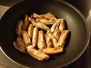 step3: 下油中火煎<a href="https://bit.ly/3zHU5V3" target="_blank" data-keyword="雞翼" class="guide-link"><strong>雞翼</strong></a> <span style="display:inline-block;vertical-align:middle;margin-top:-3px;color:initial;border-radius:3px;padding:2px 3px;font-size:12px;line-height:14px;background:#87d300;color:#fff;">即買</span> 至兩邊金黃