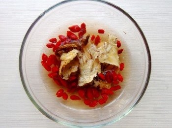 step2: 當歸、枸杞用少許米酒浸泡。