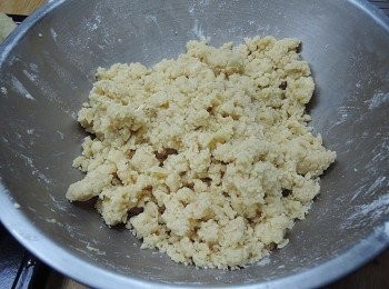 step4: 將奶油切小丁，把所有<span class="group_3">奶酥</span>材料放入鋼盆中，用搓揉的方式，將材料搓成小團