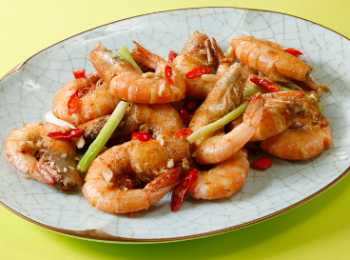 step5: 倒出炸油，只留鑊底剩油，用中火，放入辣椒絲、蒜茸和蝦爆炒幾下，濽酒，熄火，加入1茶匙椒鹽料，快手兜勻即成。