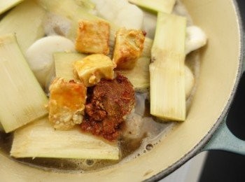 step6: 加水蓋過面，放入馬蹄及竹蔗和腐乳。