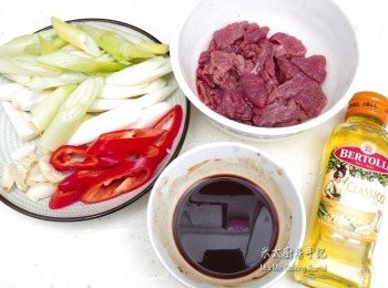 step1: 準備所有材料: 京蔥斜切成粗段，紅辣椒斜切成片，蒜頭拍碎，牛肉和醃料拌勻醃10分鐘, <span class="group_4">汁料</span>攪勻，備用。