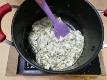 step4: 把棉花糖、牛油和錫蘭紅茶放在不黏鍋，用中小火煮融棉花糖和牛油，邊煮邊用橡皮刮刀攪拌。