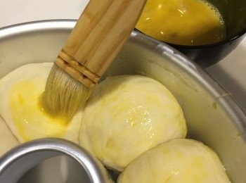 step6: 發酵完取出搽上全蛋汁。