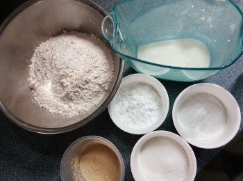 step2: 再將底筋麵粉150g.生粉20g.砂糖28g.泡打粉2g拌勻,加入酵母水,再慢慢分多次加入75g牛奶於粉糰中,將粉糰搓勻