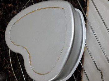 step11: 焗完即刻拎出，將<span class="group_3">蛋糕模</span>由10cm高向地下噔3下，馬上倒扣至完全冷却