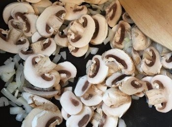 step2: 洋蔥切粒、白蘑菇切片，熱鍋炒香洋蔥及白蘑菇備用，