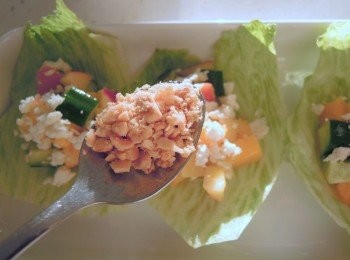 step4: 美生菜加進拌好的水果蔬菜丁，灑上點起司碎，堅果碎及黑芝麻。