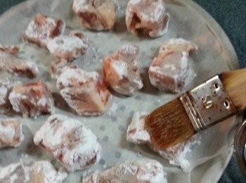 step3: 光波爐預熱220c3分鐘,用高架,入爐前排骨面部份印上一層薄油